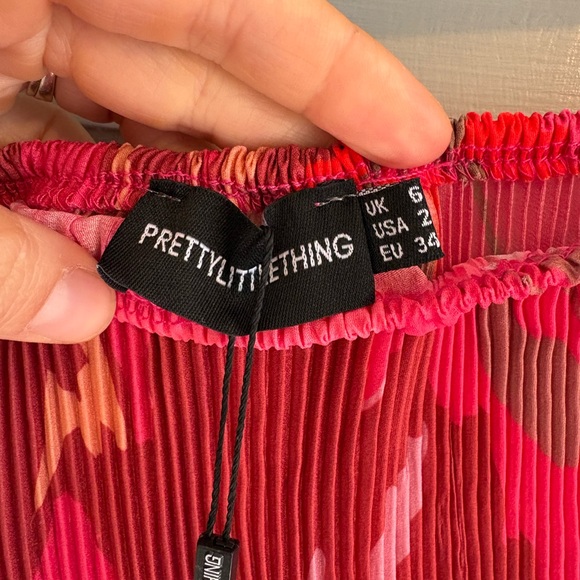 NWT PrettyLittleThing Floral pink/red Mini Skirt size 2 - Picture 3 of 4